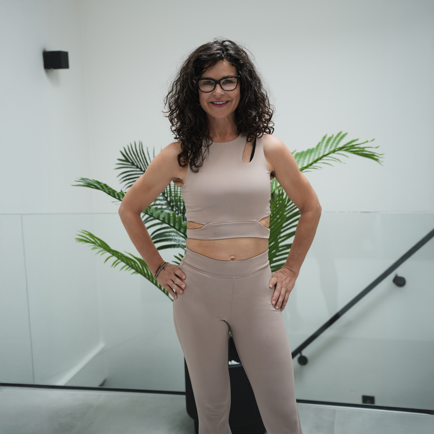 Karin Maier im Sportdress in ihrem Wohlfühlkörper