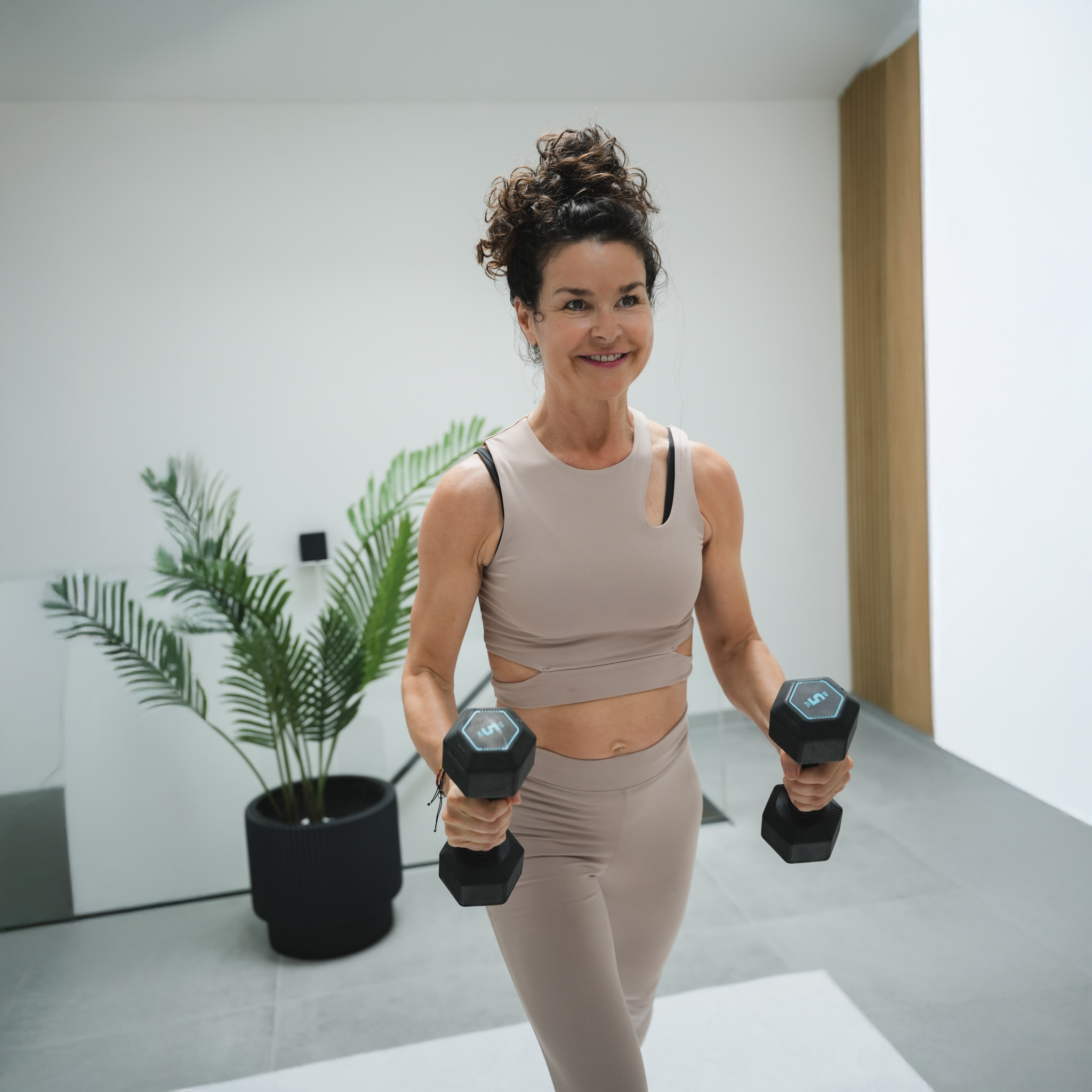 Karin Maier mit Hantel in der Hand, motiviert