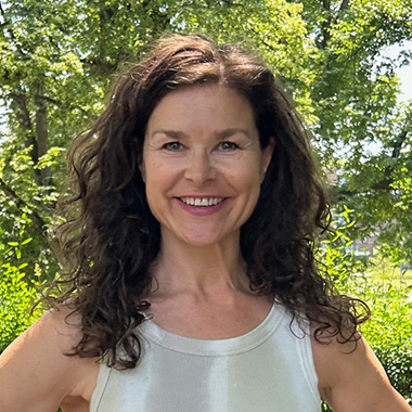 Porträt von Karin Maier im Grünen